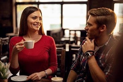 man gesprek met vrouw