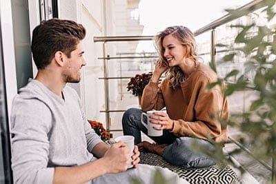 man praat met vrouw